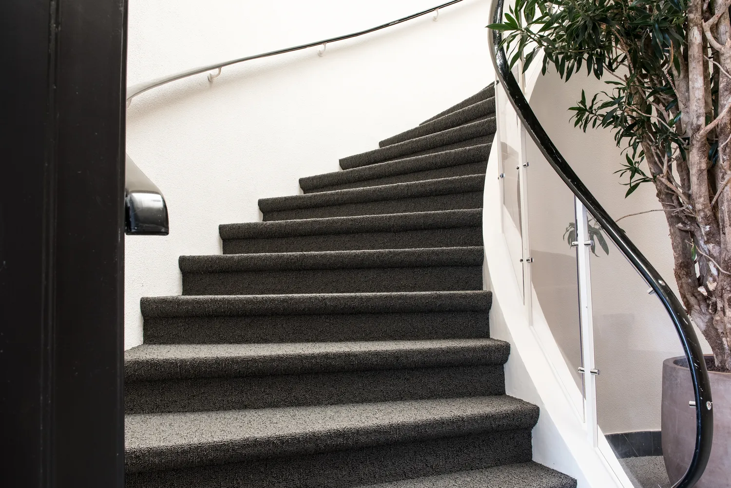 Jak dobrać odpowiednie podłoże pod wykładzinę dywanową?