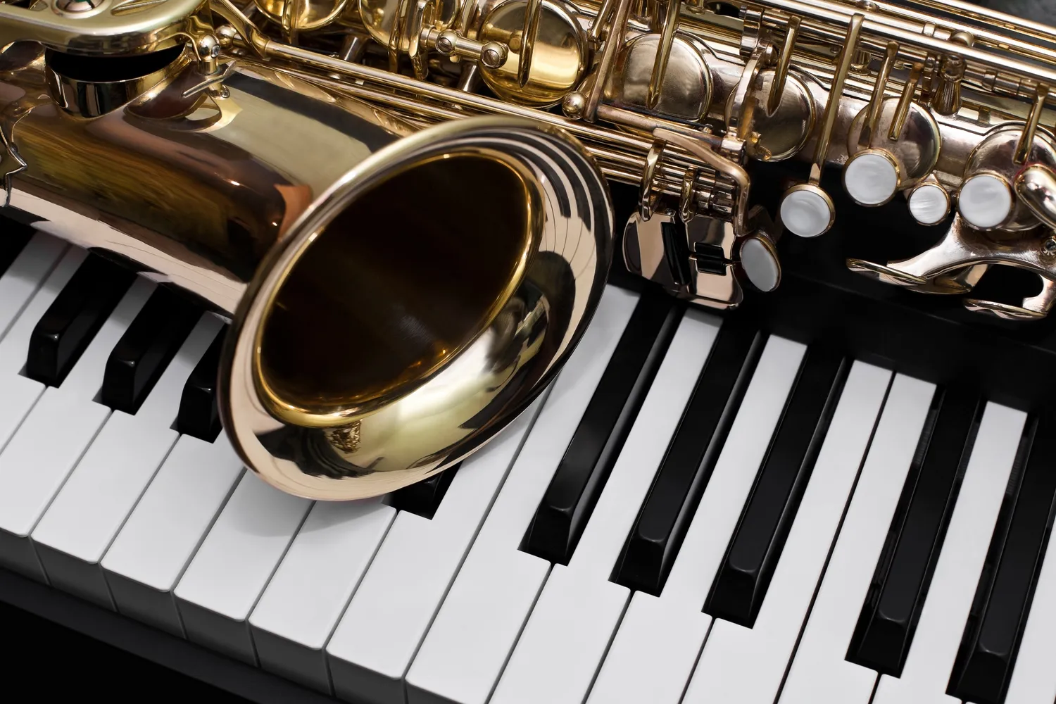 O ile transponuje saksofon altowy?